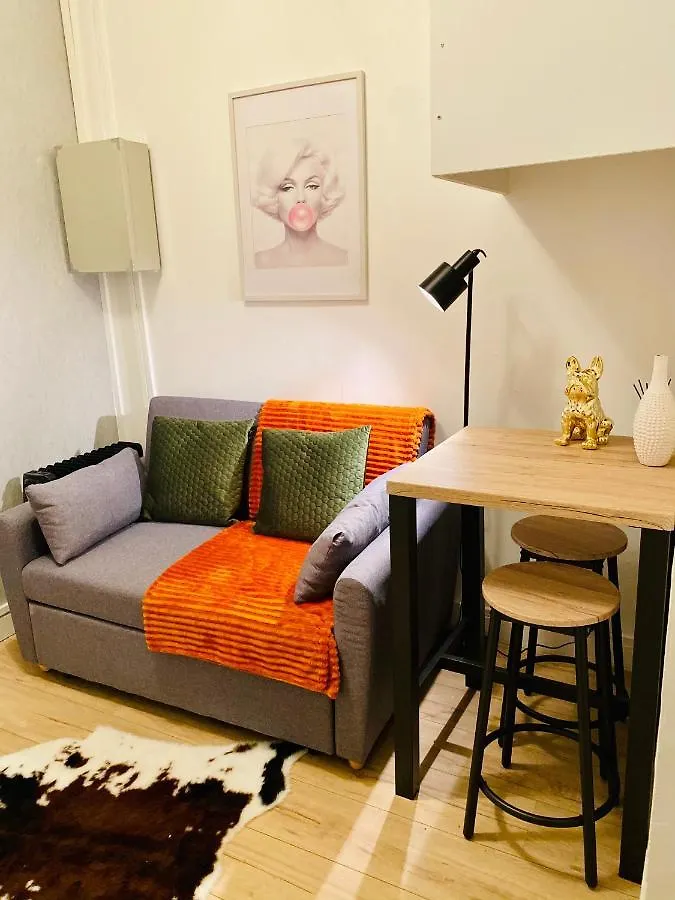 Parc Buttes Chaumont - Studio Mezzanine Paris location